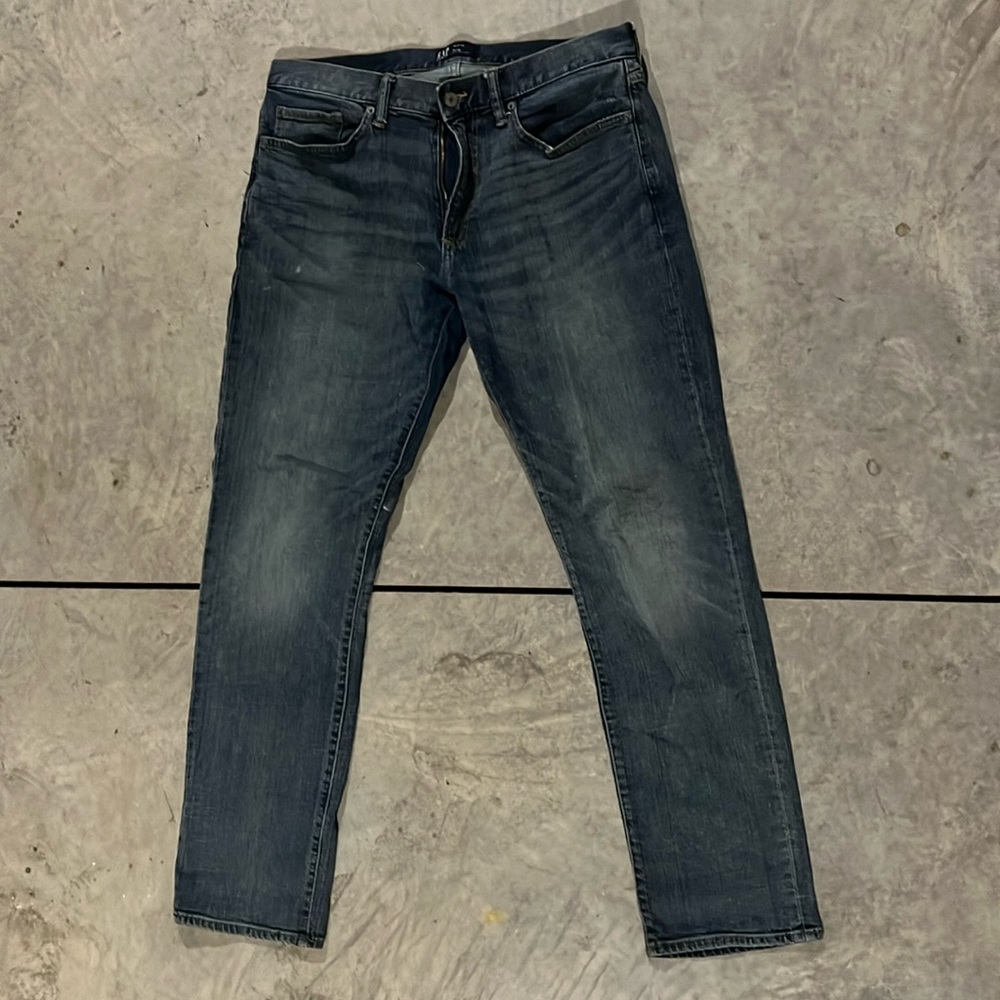 Men’s slim fit denim jean. GAP. Medium wash. Size 33/32.